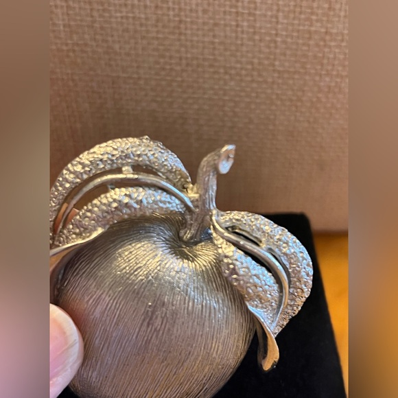 Silver Tone Apple Brooch Vintage Sarah Coventry signed textured - Picture 2 of 4